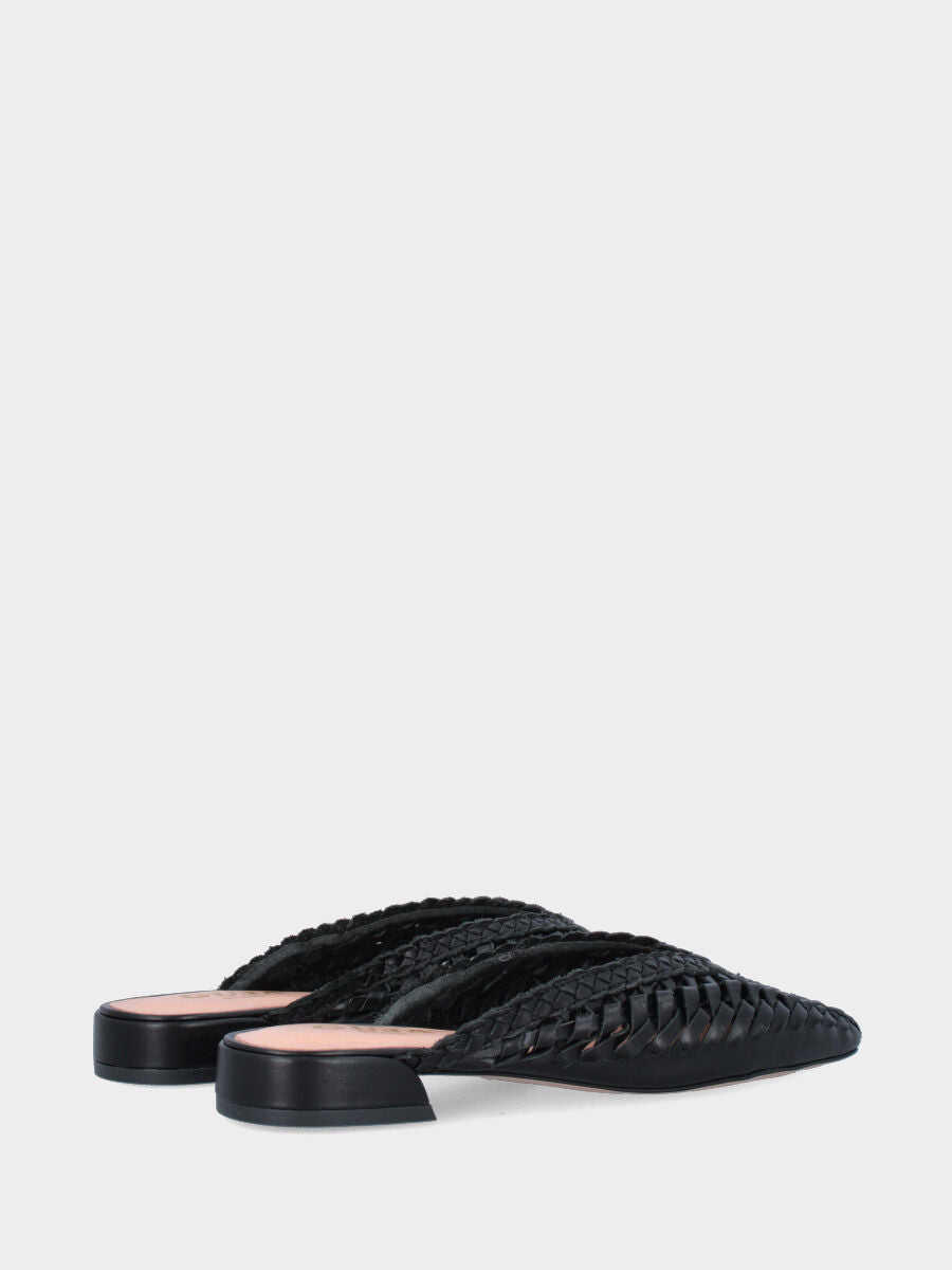 Sabot in nappa nera intrecciata con tacco basso