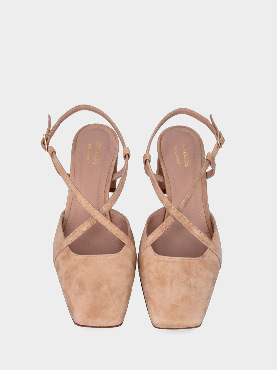 Slingback in camoscio beige con cinturini incrociati e tacco a blocco