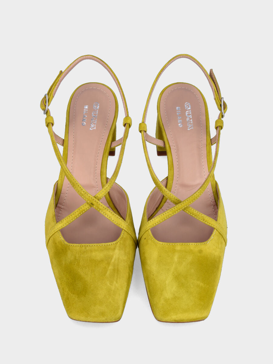 Slingback in camoscio color lime con cinturini incrociati e tacco a blocco