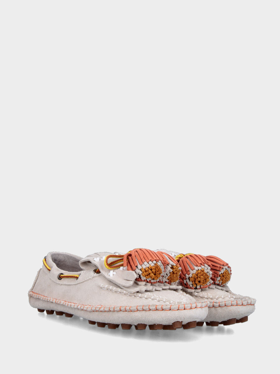 Mocassin indianino en croûte de veau beige avec coutures et pompons