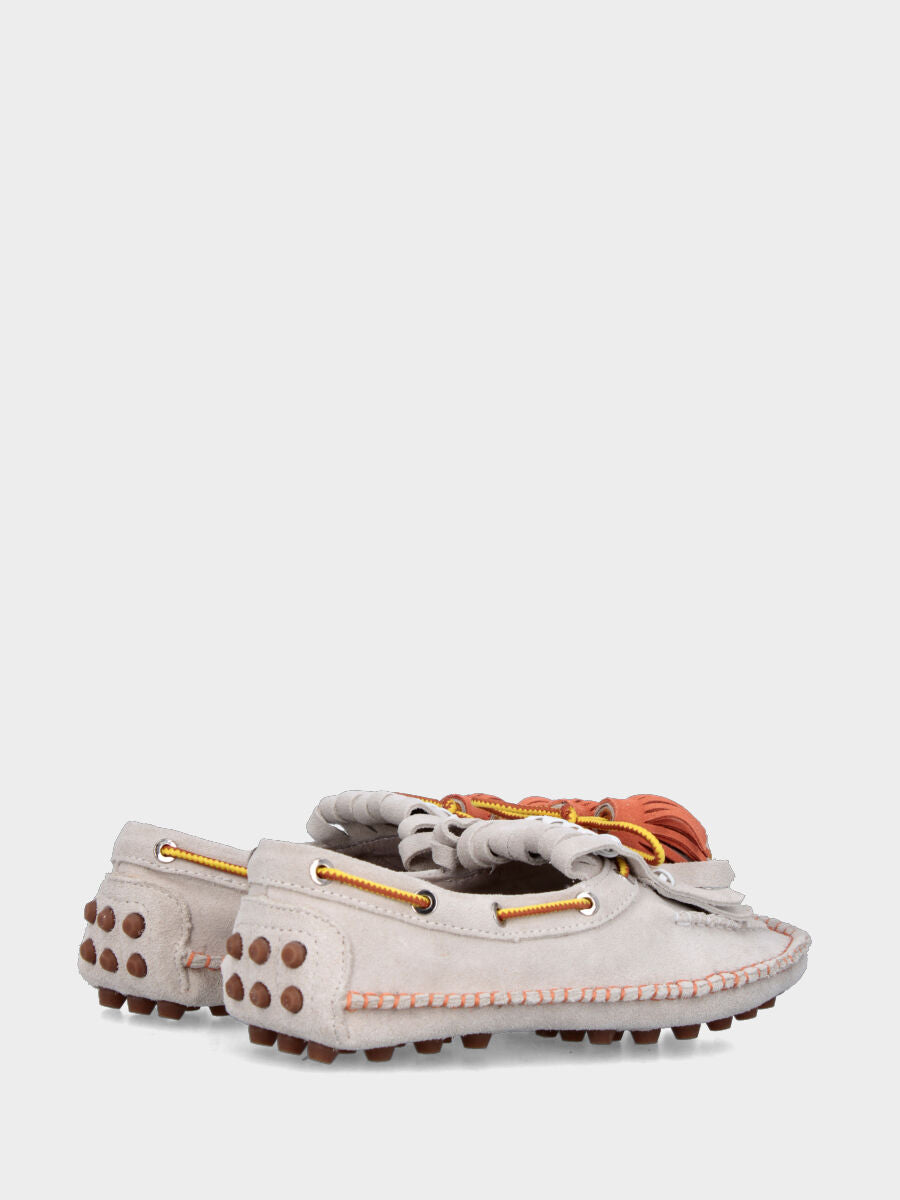 Mocassin indianino en croûte de veau beige avec coutures et pompons