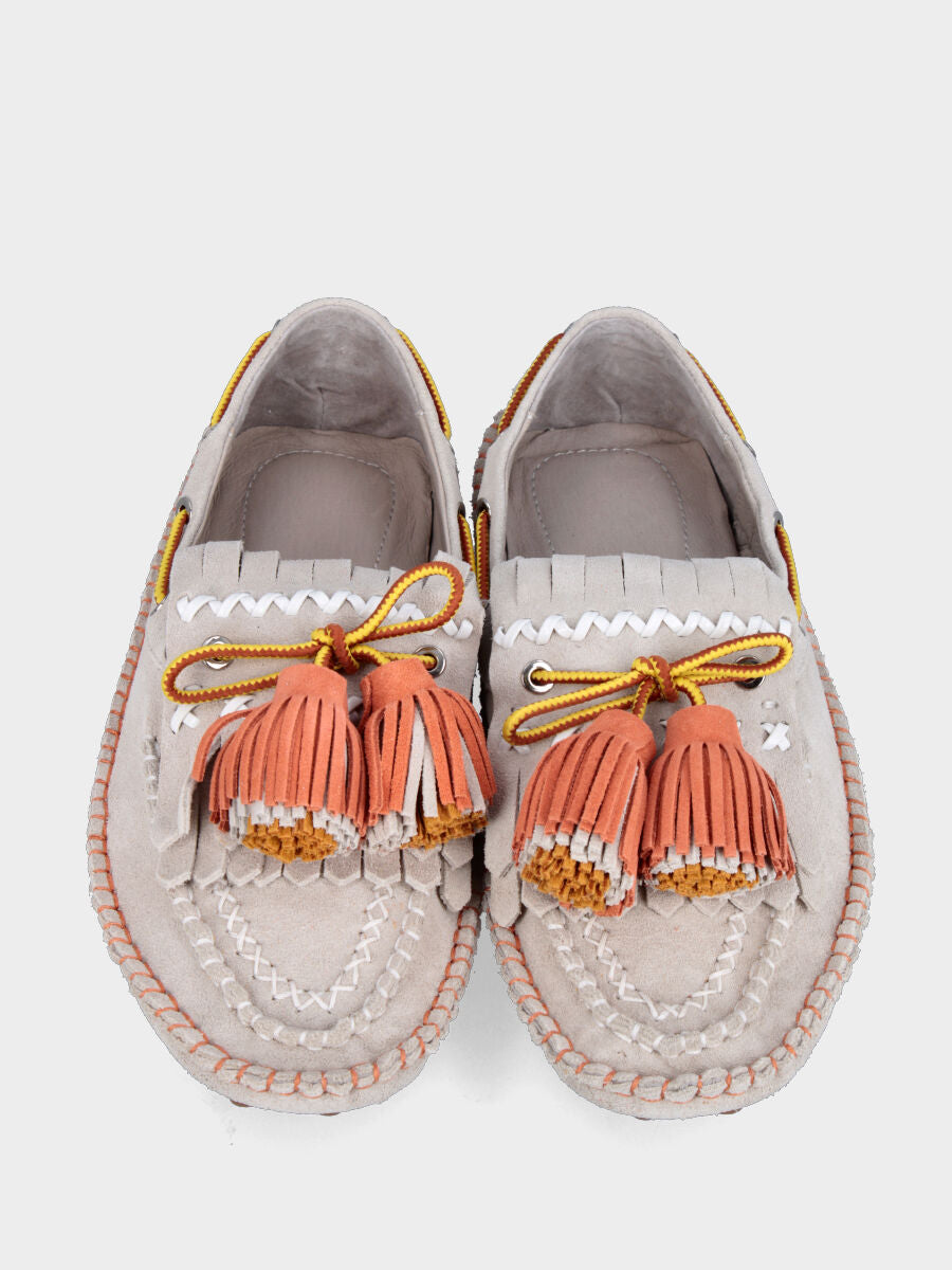 Mocassin indianino en croûte de veau beige avec coutures et pompons