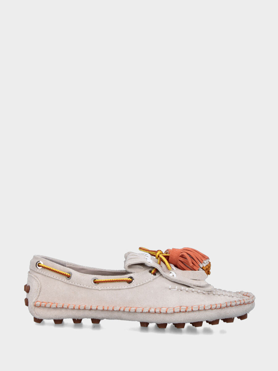 Mocassin indianino en croûte de veau beige avec coutures et pompons