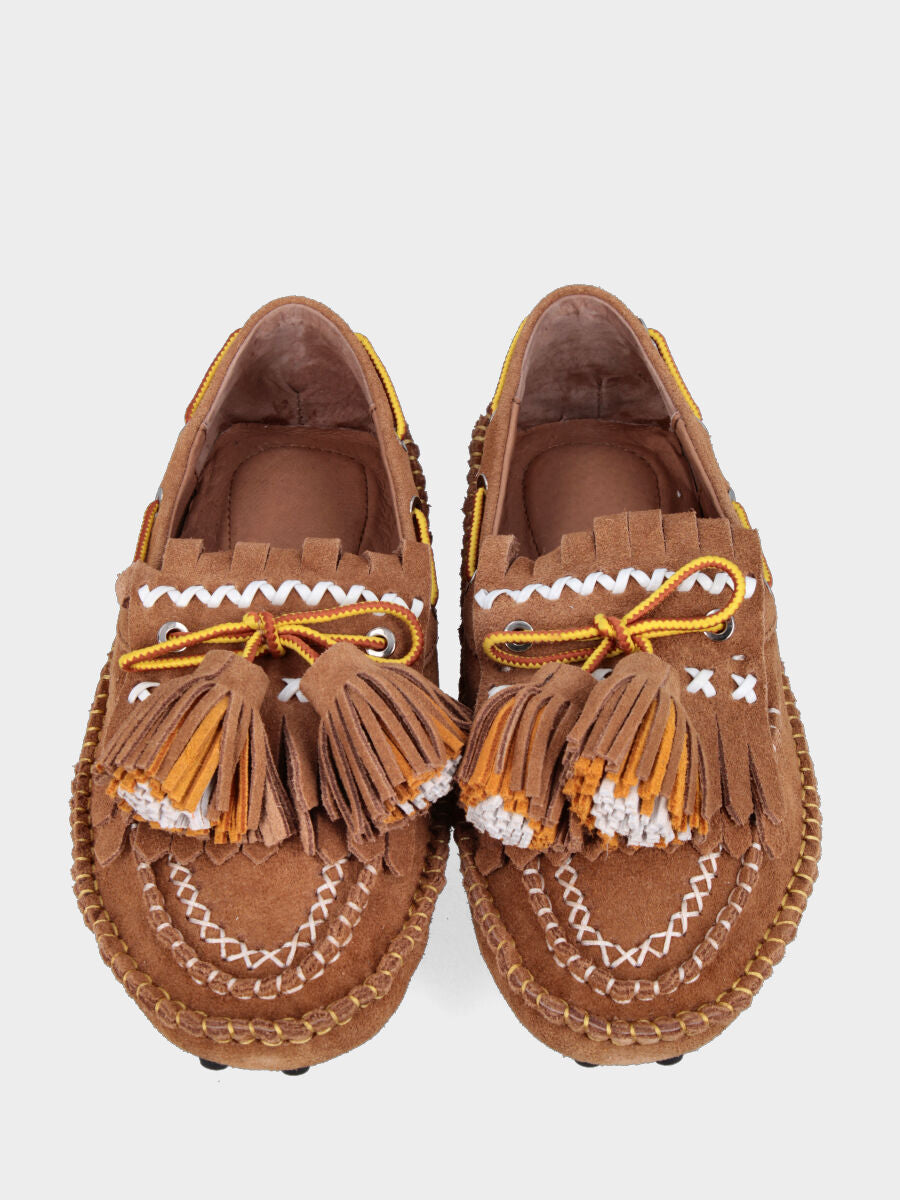 Mocassino indianino in crosta cammello con infilature e napponi