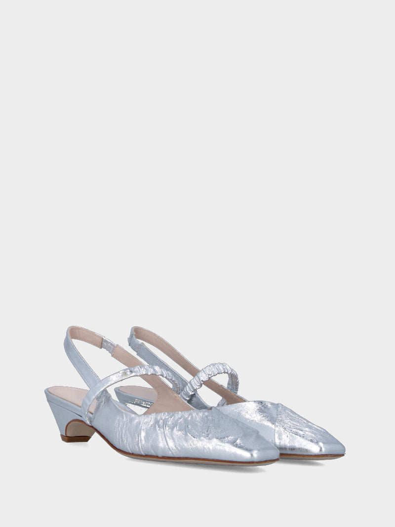 Slingback in laminato argento con tacco incavato e tomaia incrociata