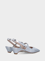 Slingback in laminato argento con tacco incavato e tomaia incrociata