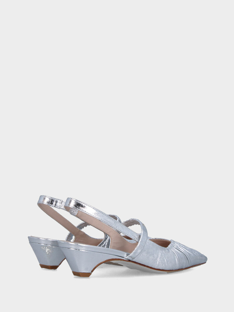Slingback in laminato argento con tacco incavato e tomaia incrociata