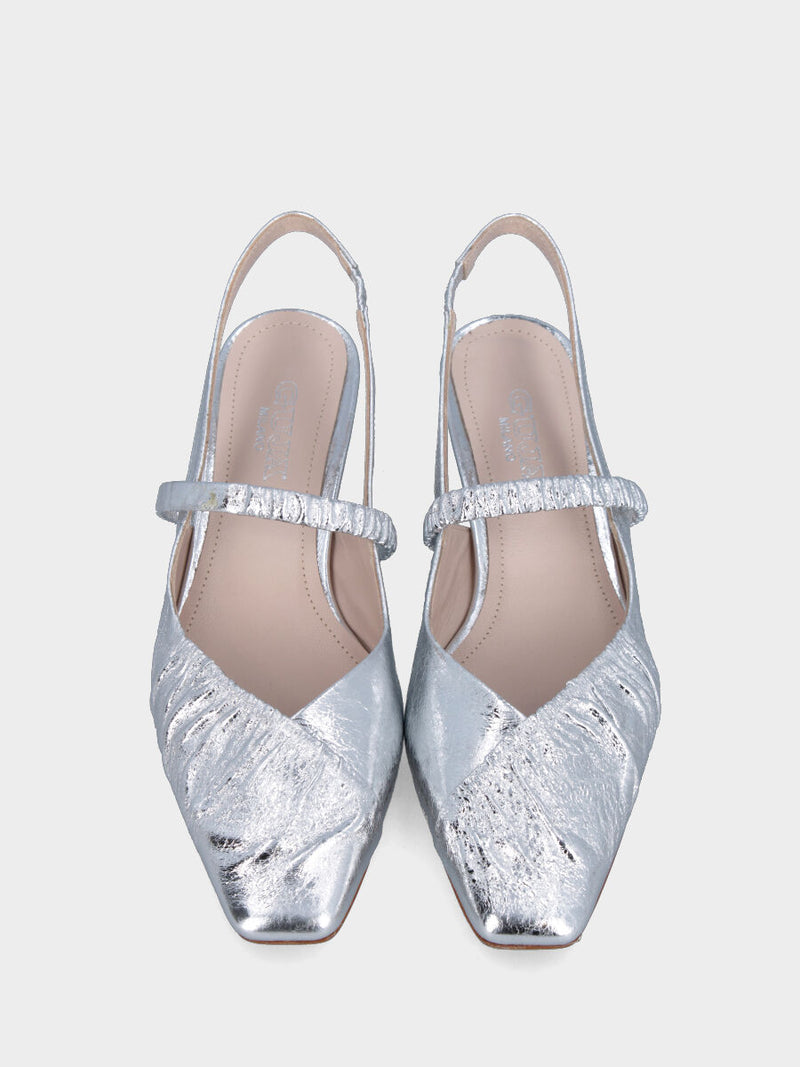 Slingback in laminato argento con tacco incavato e tomaia incrociata