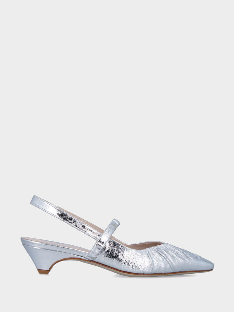 Slingback in laminato argento con tacco incavato e tomaia incrociata
