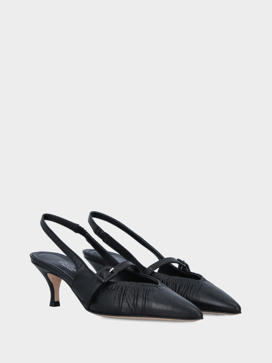 Slingback in nappa nera con tacco incavato a coda e tomaia con venature