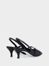 Slingback in nappa nera con tacco incavato a coda e tomaia con venature