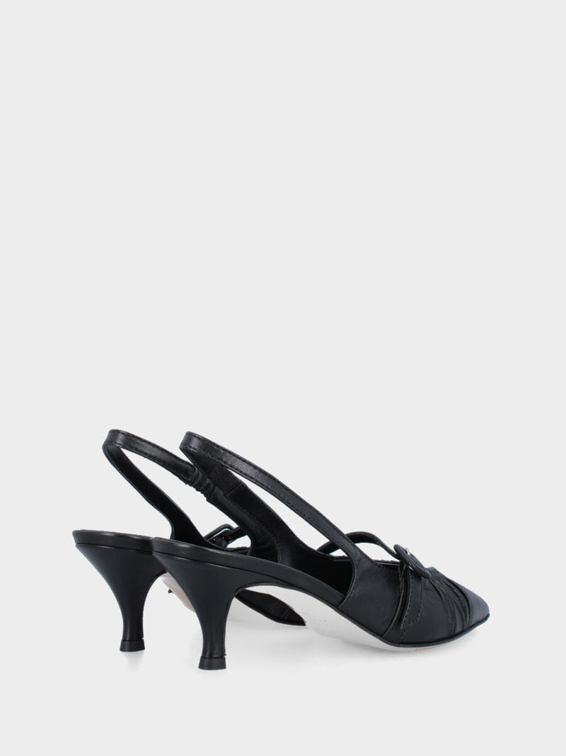 Slingback in nappa nera con tacco incavato a coda e tomaia con venature