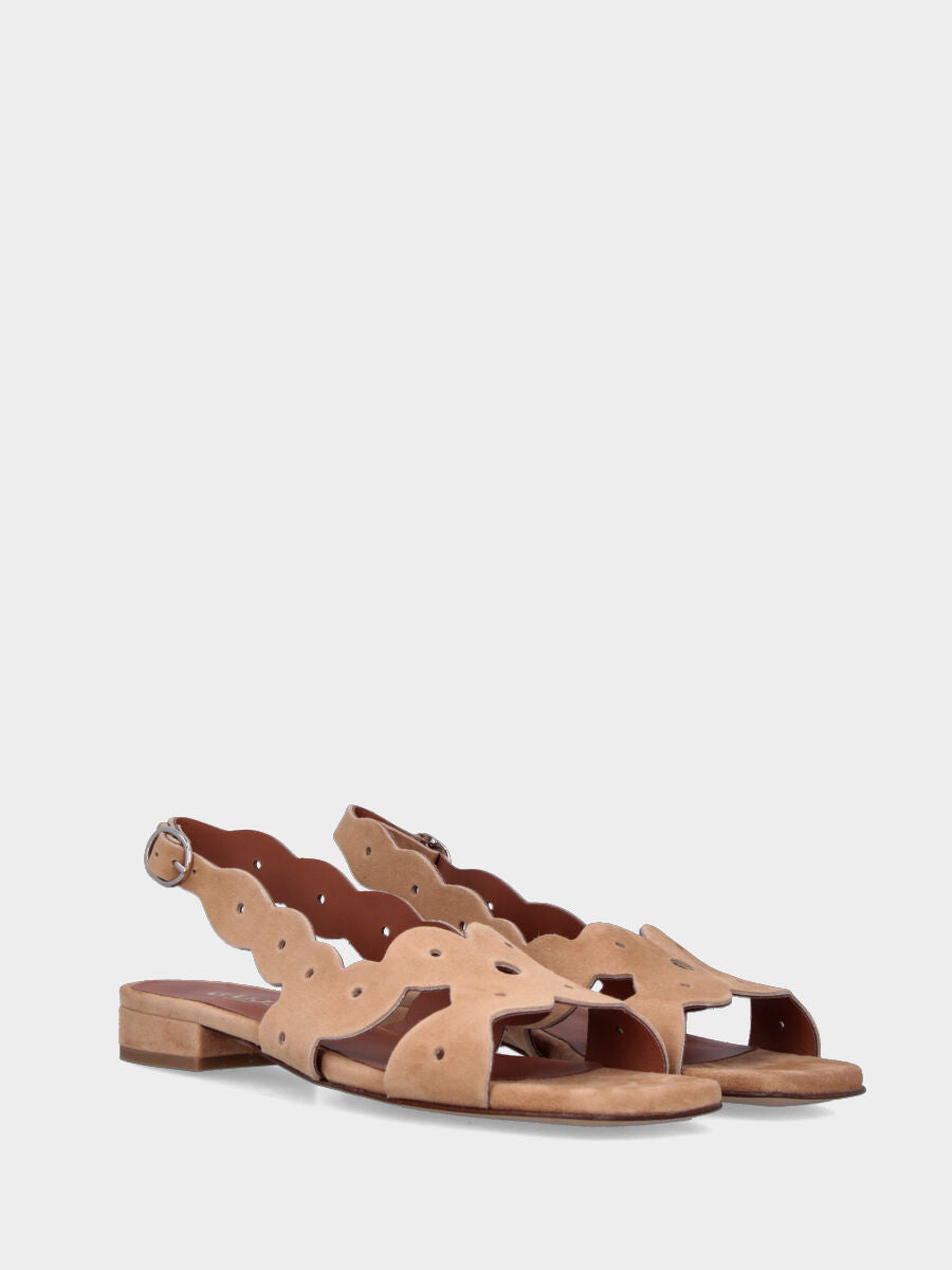 Sandalo in camoscio beige con taglio vivo ondulato