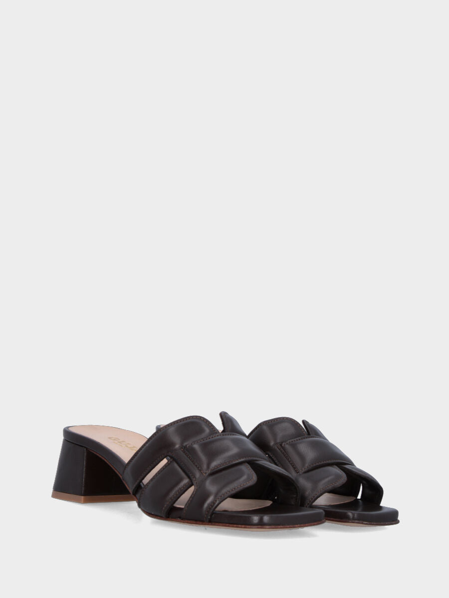 Mule en nappa marron foncé avec brides bombées et talon large