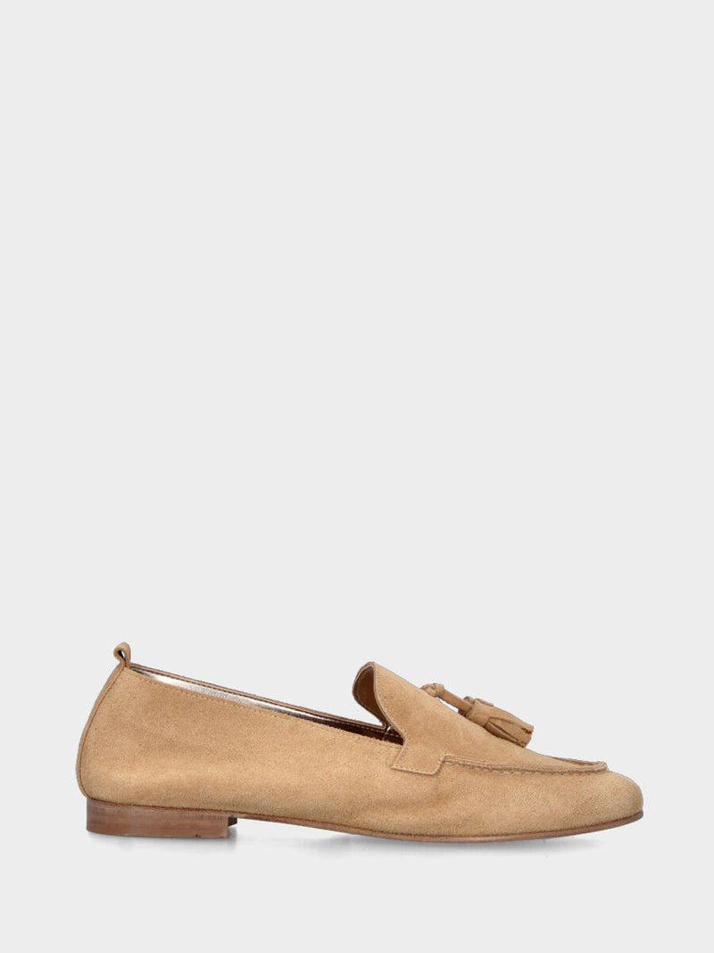 Mocassino in camoscio beige con nappine e cucitura adler
