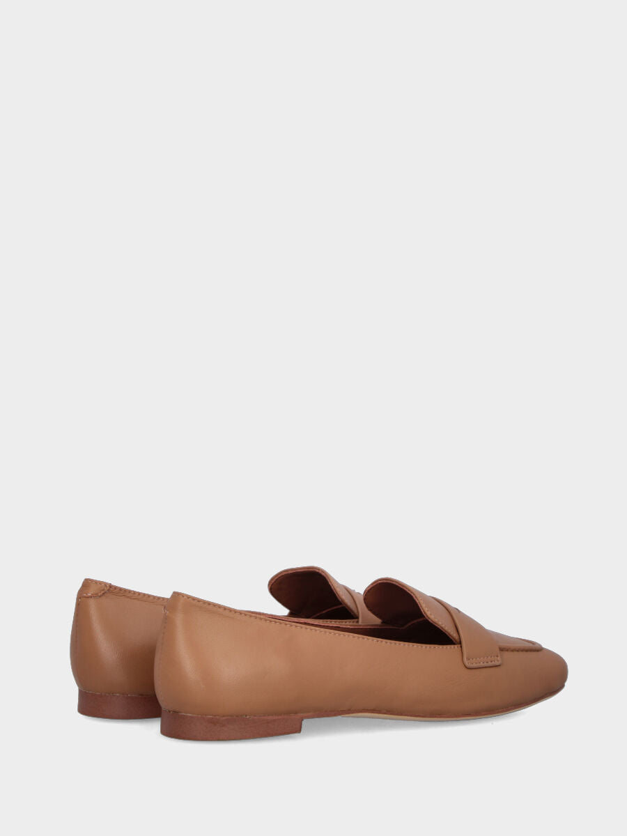 Mocassino in nappa color cuoio con bordino cucito e lavorazione a sacchetto