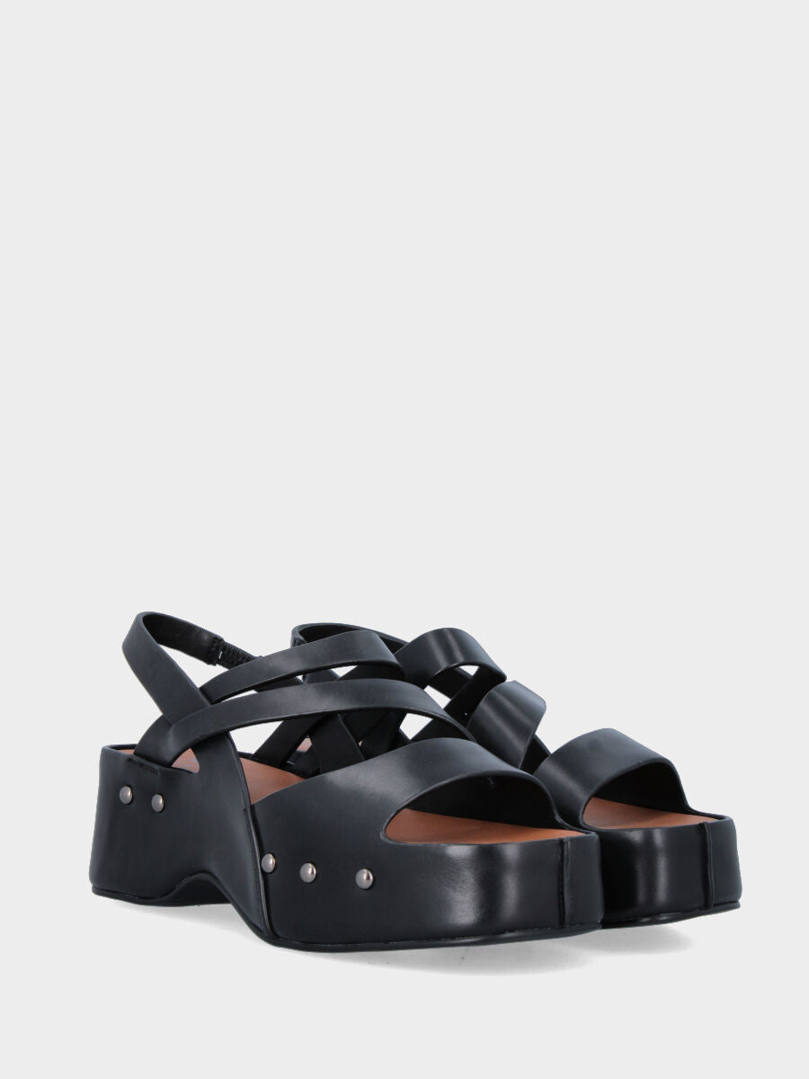 Sandalo in vitello nero con fasce asimmetriche e zeppa