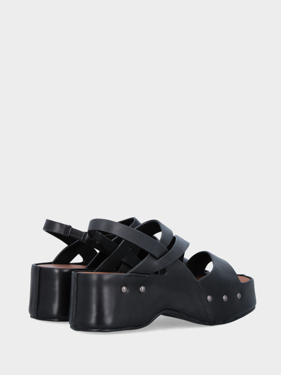 Sandalo in vitello nero con fasce asimmetriche e zeppa