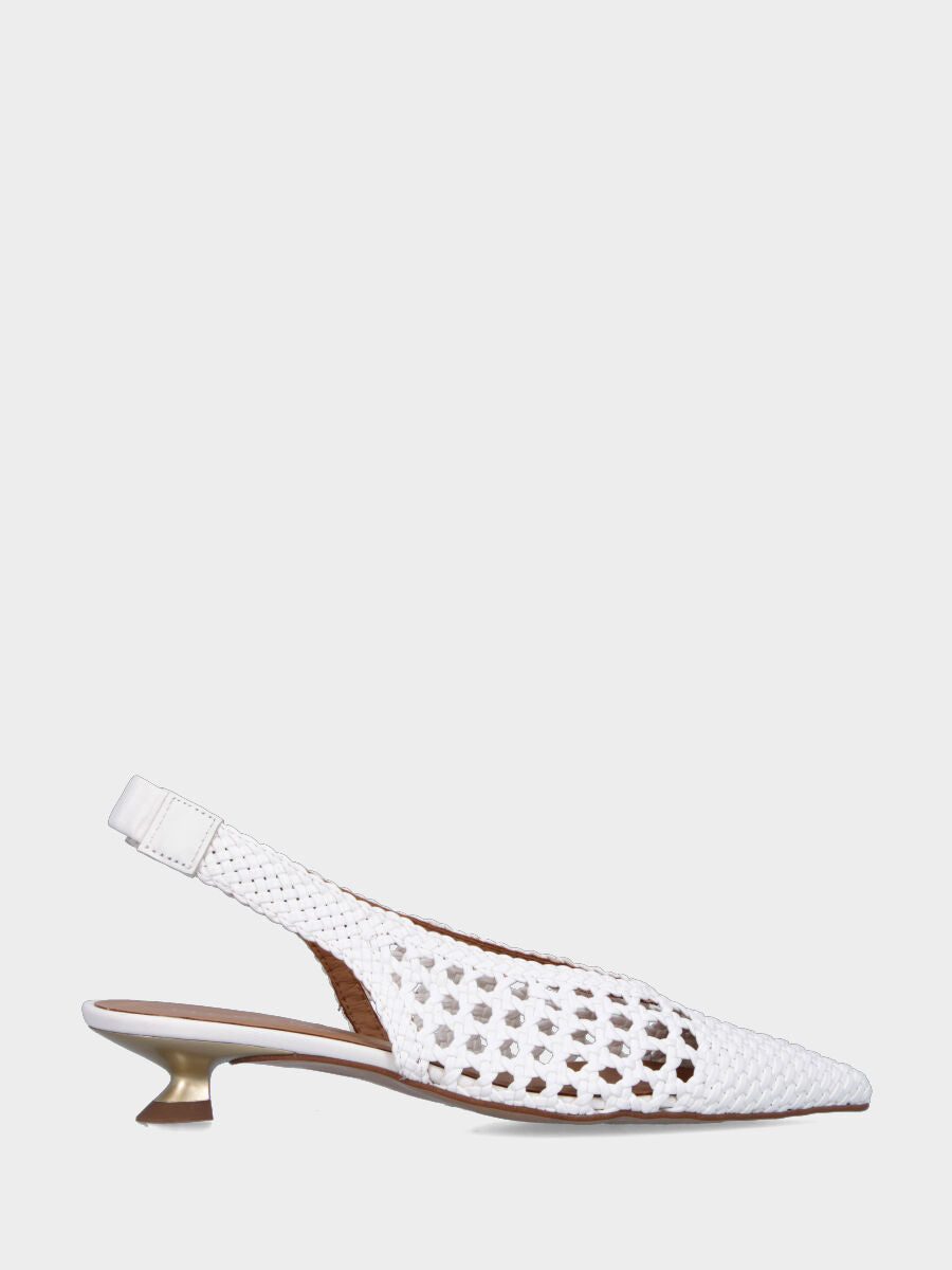 Slingback in nappa bianca con tomaia traforata e tacco rocchetto