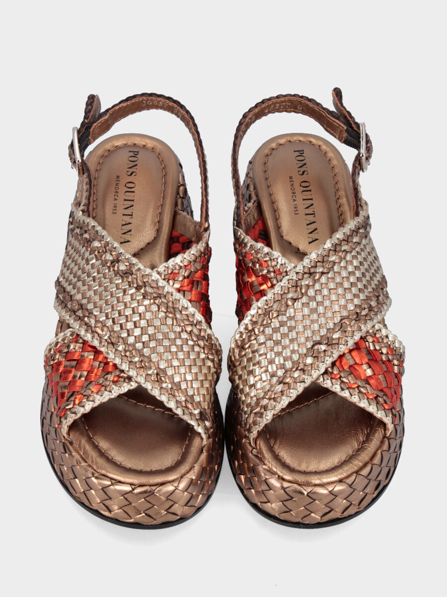 Sandalo platform in laminato bronzo con fasce intrecciate