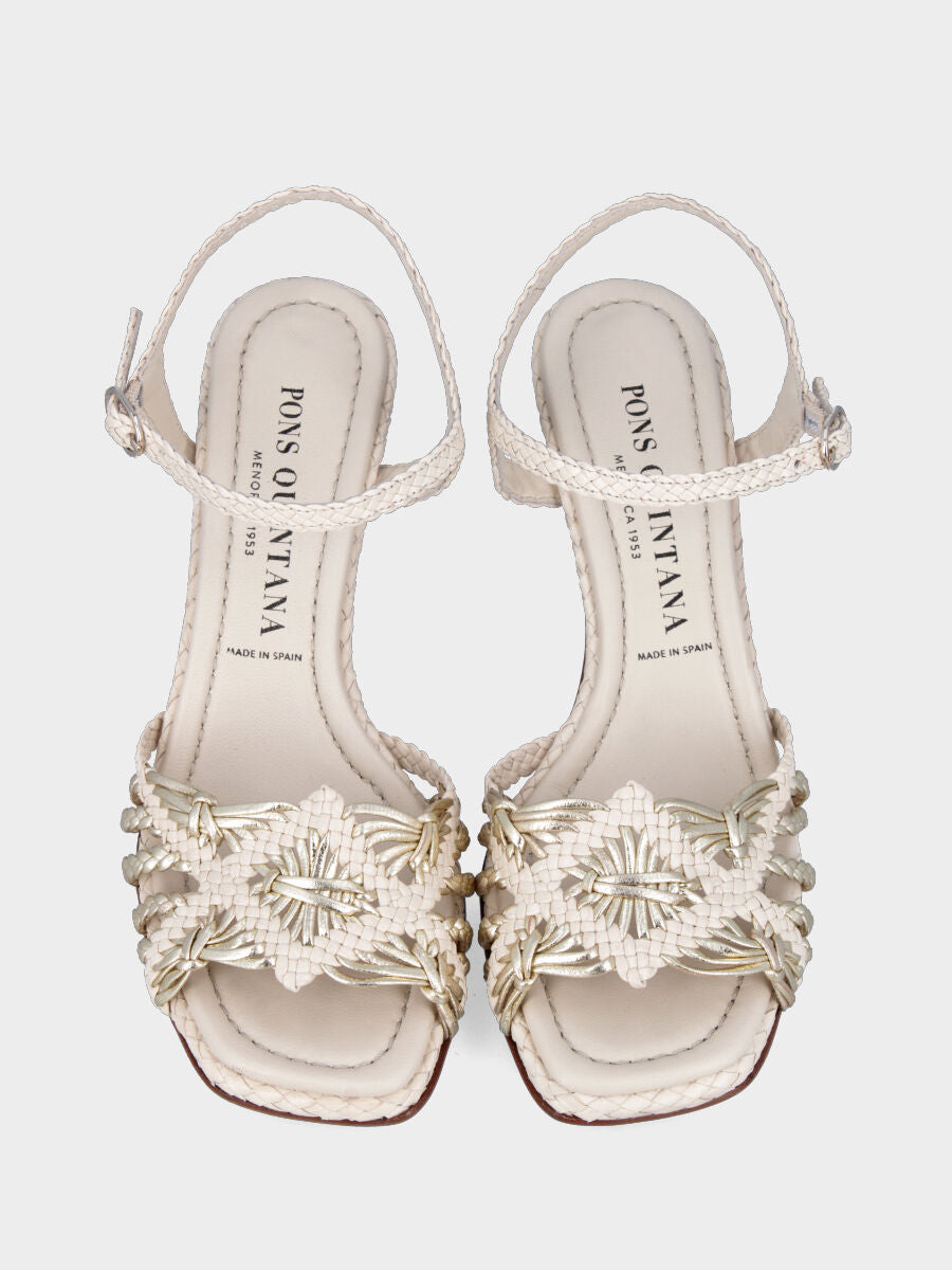 Sandalo in nappa bianco latte con listini intrecciati e tacco a calice