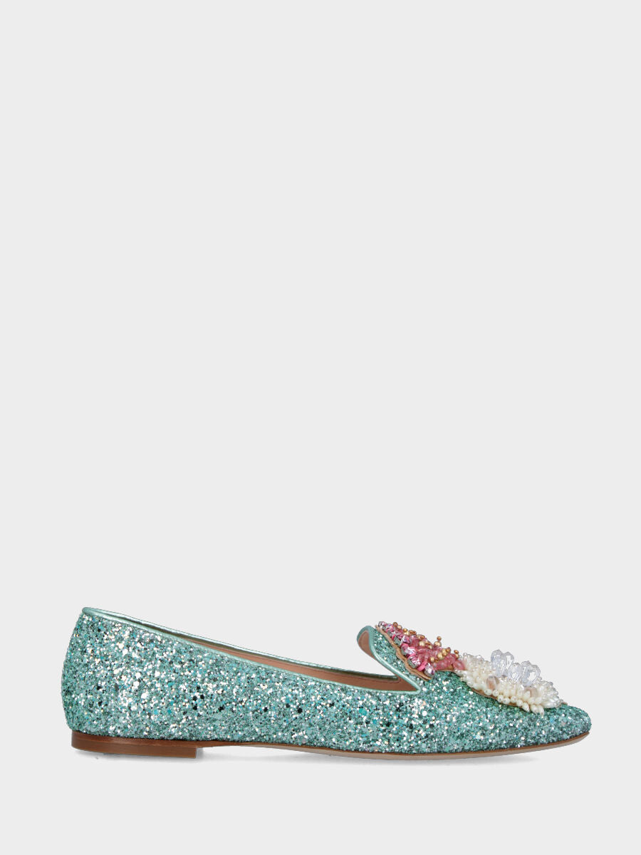 Ballerina con glitter celesti e applicazioni ornamentali sulla pianta