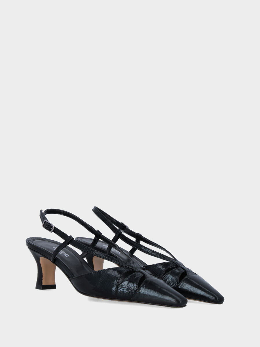 Slingback in verlux nero con intagli in pianta e listini a Y