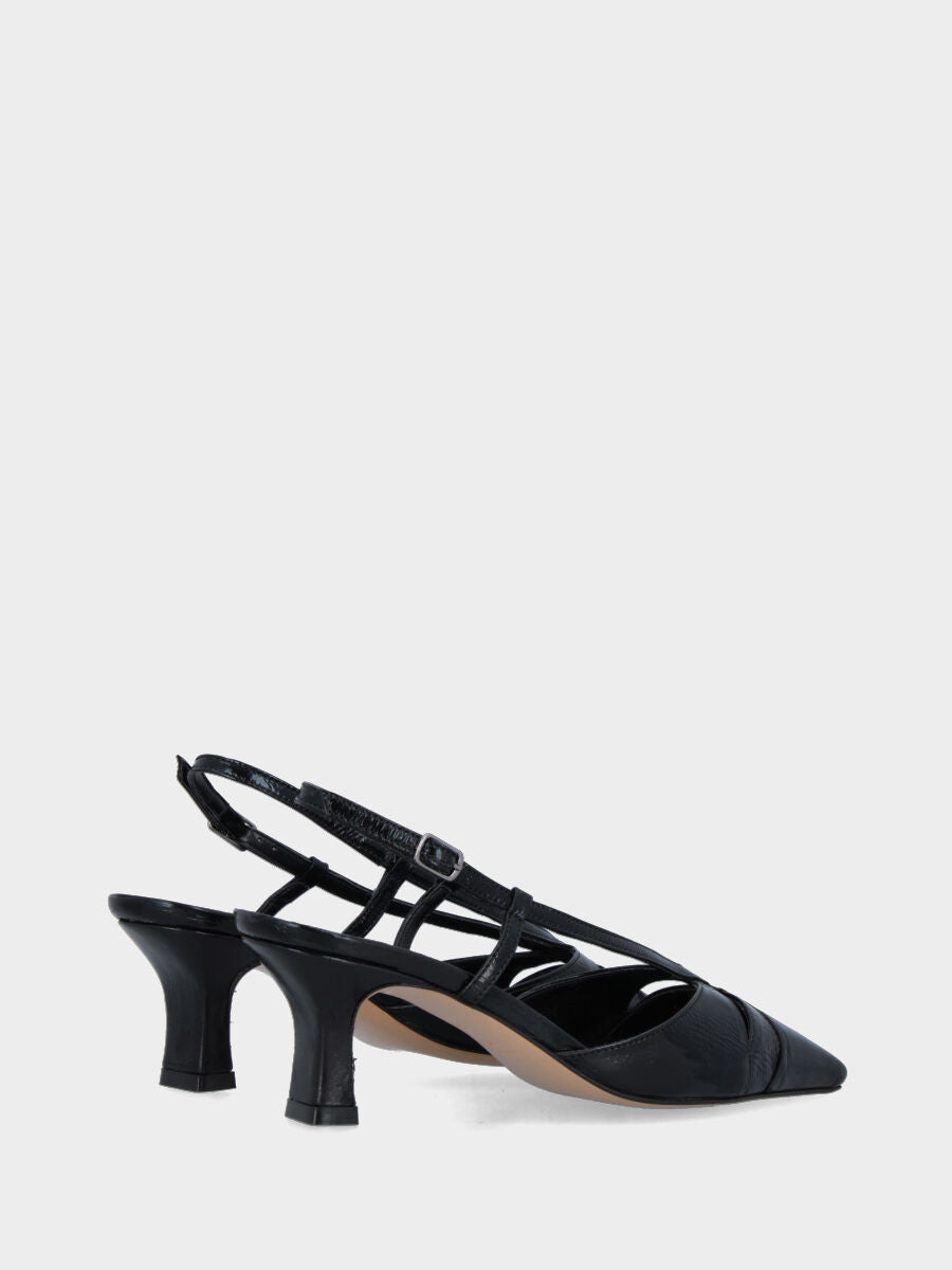 Slingback in verlux nero con intagli in pianta e listini a Y