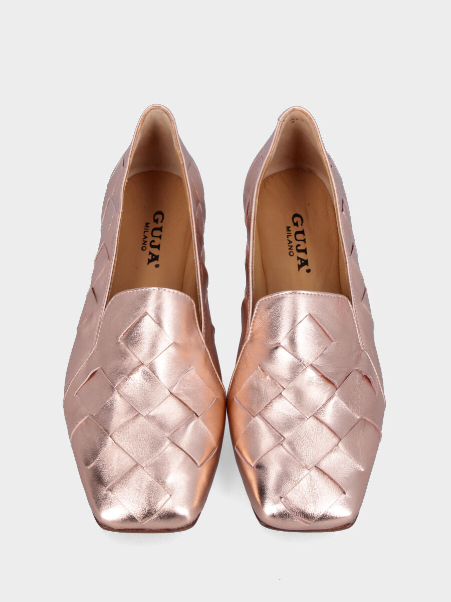 Pantofolina in laminato oro con intagli e intrecci