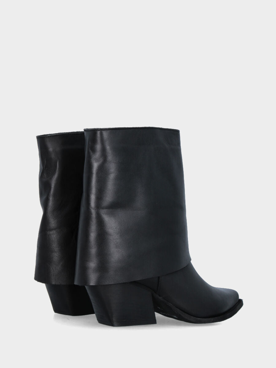 Stivaletto camperos in vitello nero con gambale a tubo con risvolto