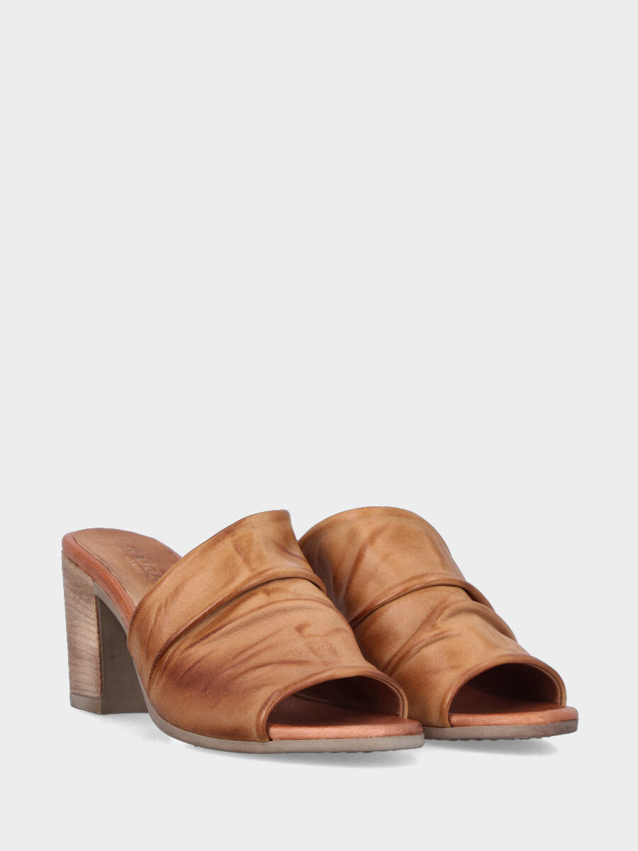Sandalo monoblocco in vitello rosso con fascia ripiegata