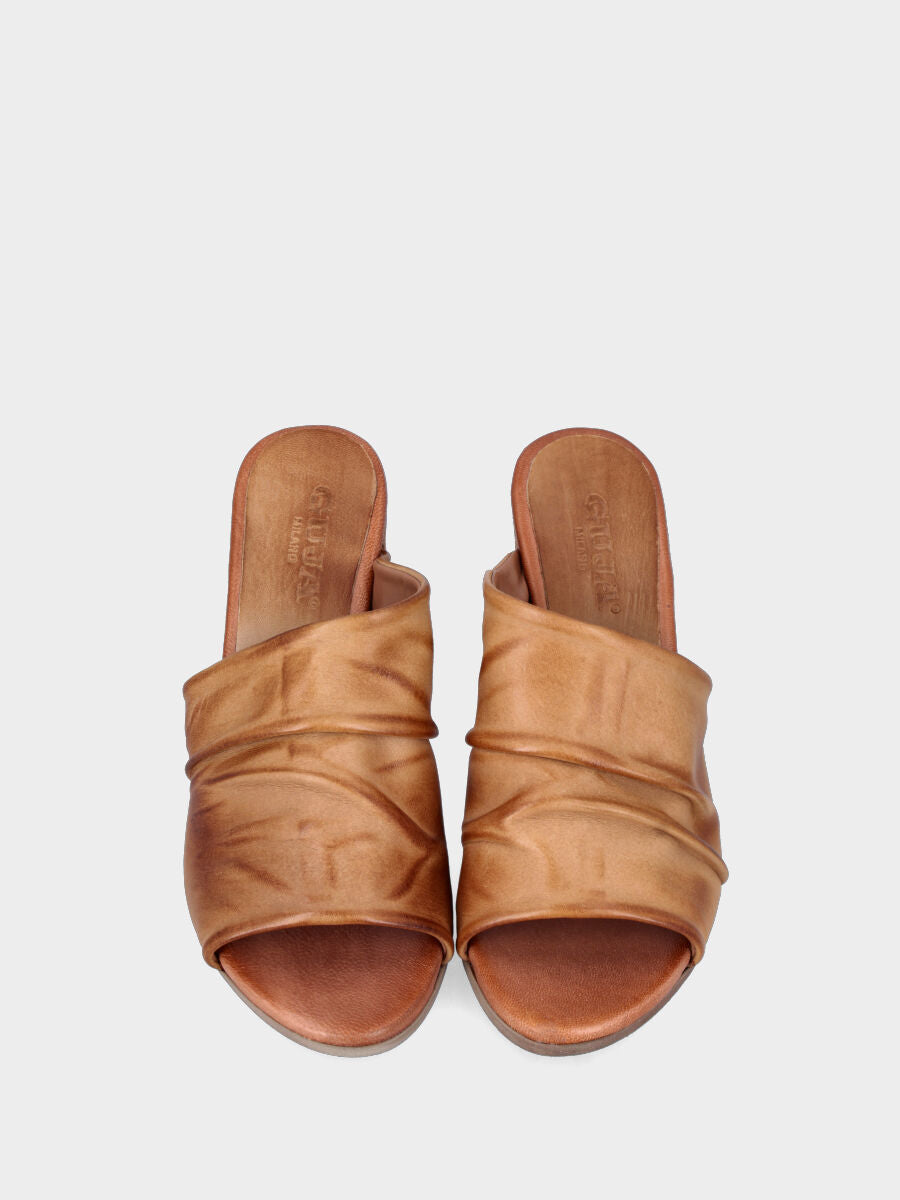 Sandalo monoblocco in vitello rosso con fascia ripiegata