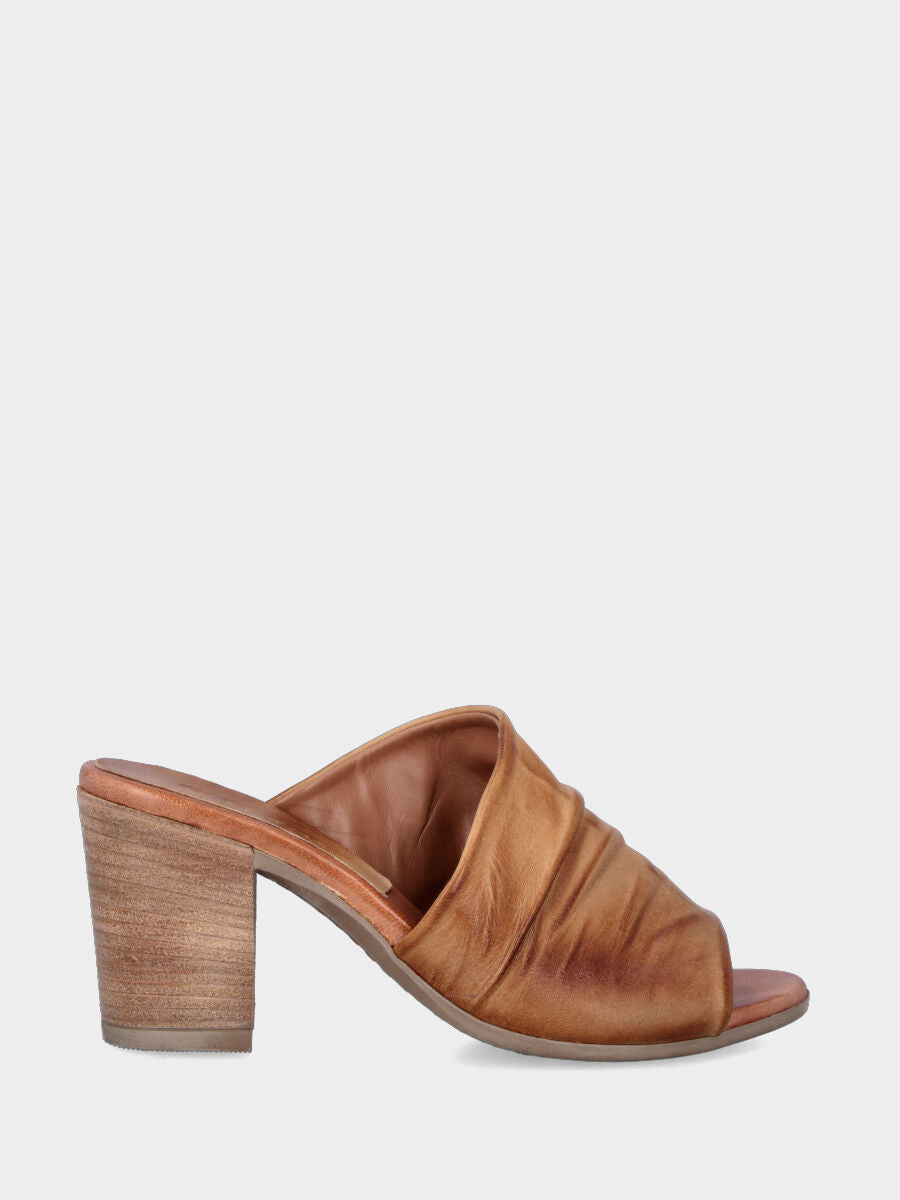 Sandalo monoblocco in vitello rosso con fascia ripiegata