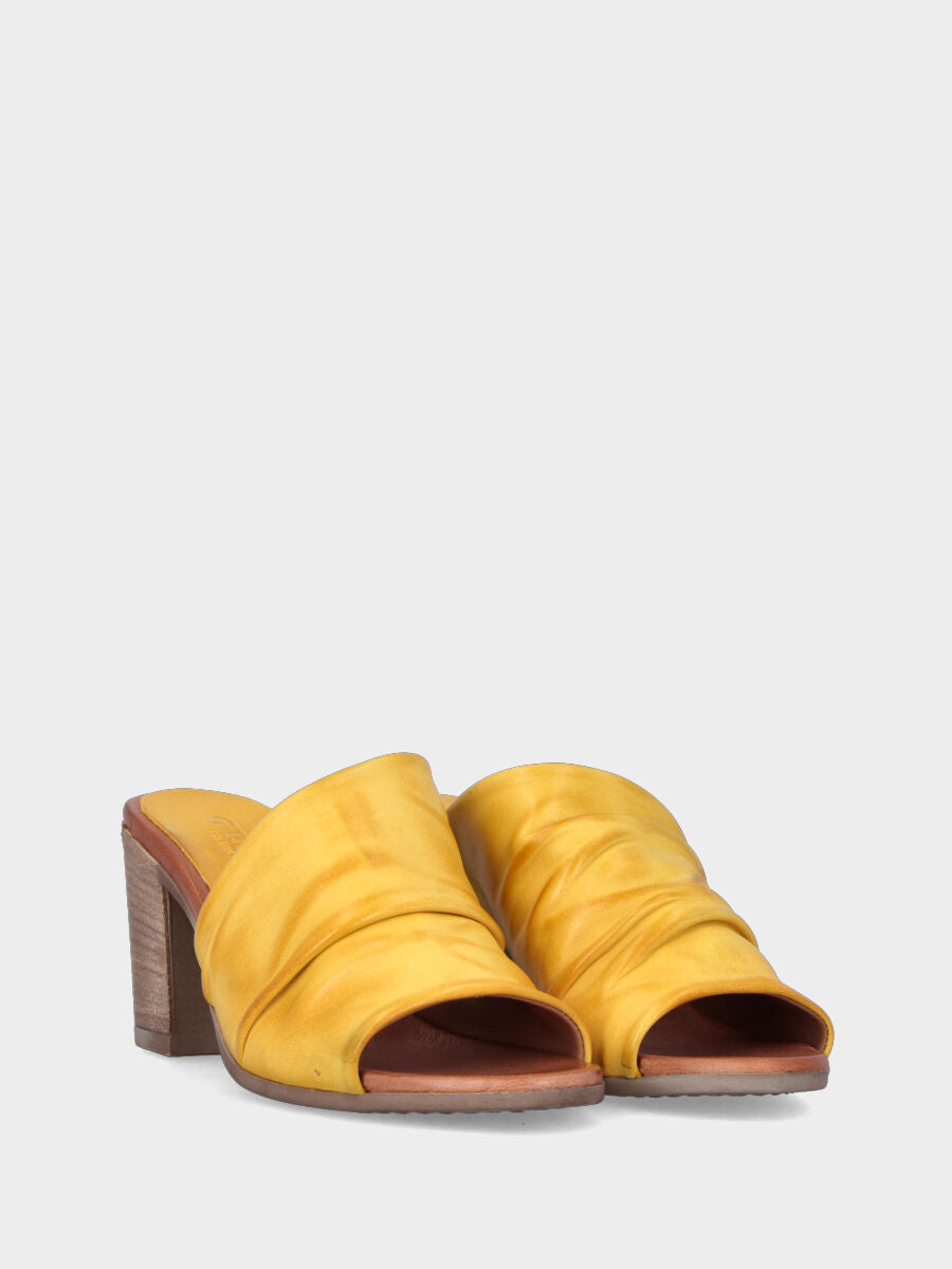 Sandalo monoblocco in vitello rosso con fascia ripiegata