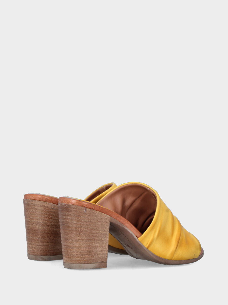 Sandalo monoblocco in vitello rosso con fascia ripiegata