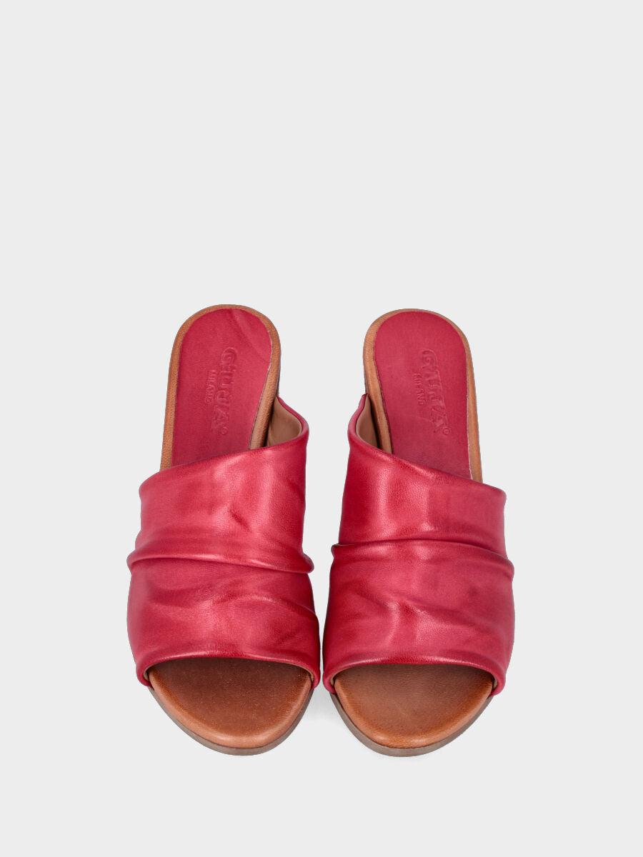 Sandalo monoblocco in vitello rosso con fascia ripiegata