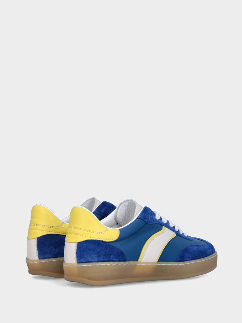 Sneaker multimateriale in tessuto tecno e velour azzurro con profilo giallo