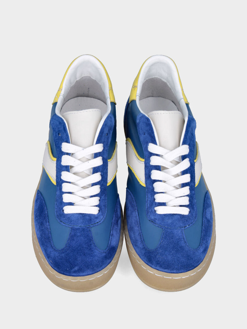Sneaker multimateriale in tessuto tecno e velour azzurro con profilo giallo