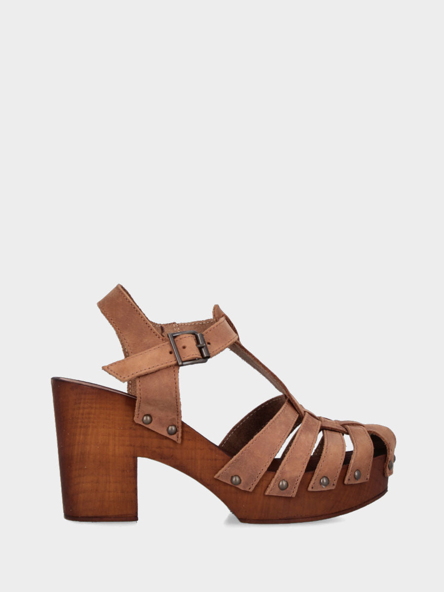 Zoccolo in camoscio color cammello con fascette chiodate