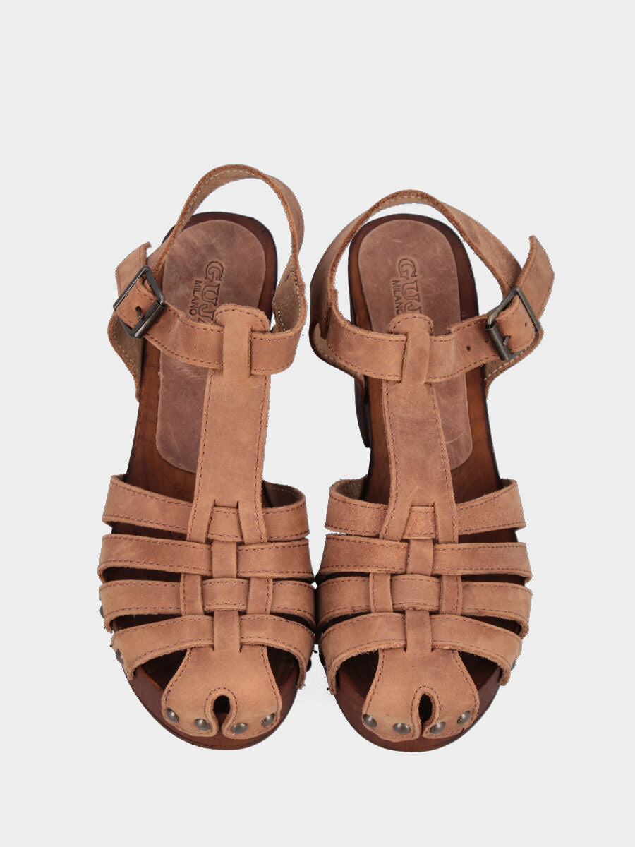 Zoccolo in camoscio color cammello con fascette chiodate