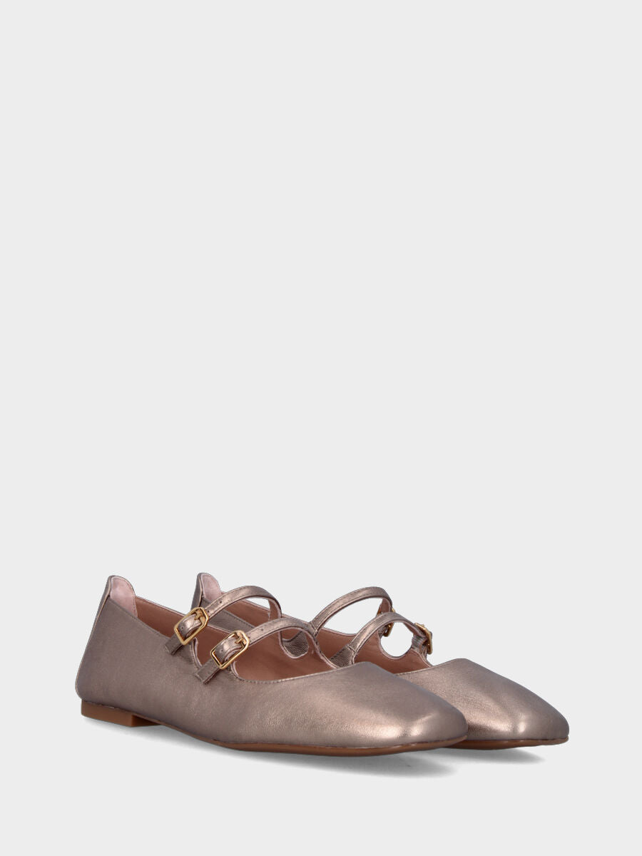 Ballerina in laminato beige con cinturini sul collo e punta quadrata