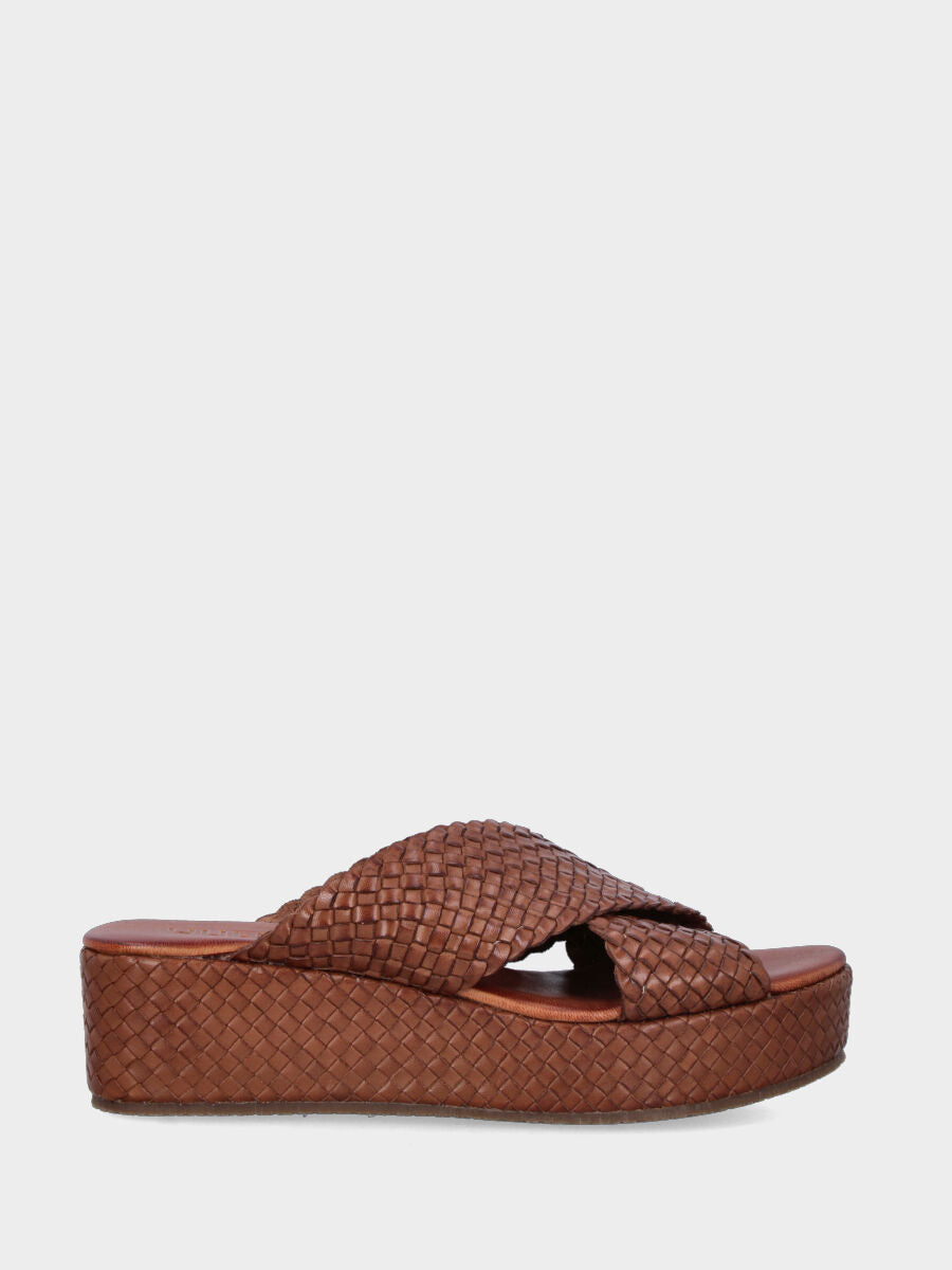 Ciabatta in nappa color cuoio intrecciata con platform