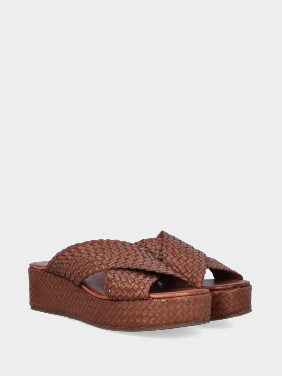 Ciabatta in nappa color cuoio intrecciata con platform