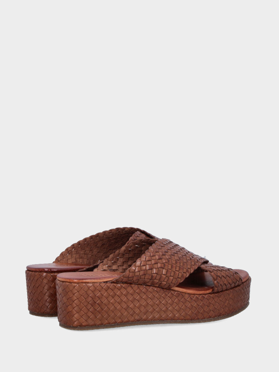 Ciabatta in nappa color cuoio intrecciata con platform