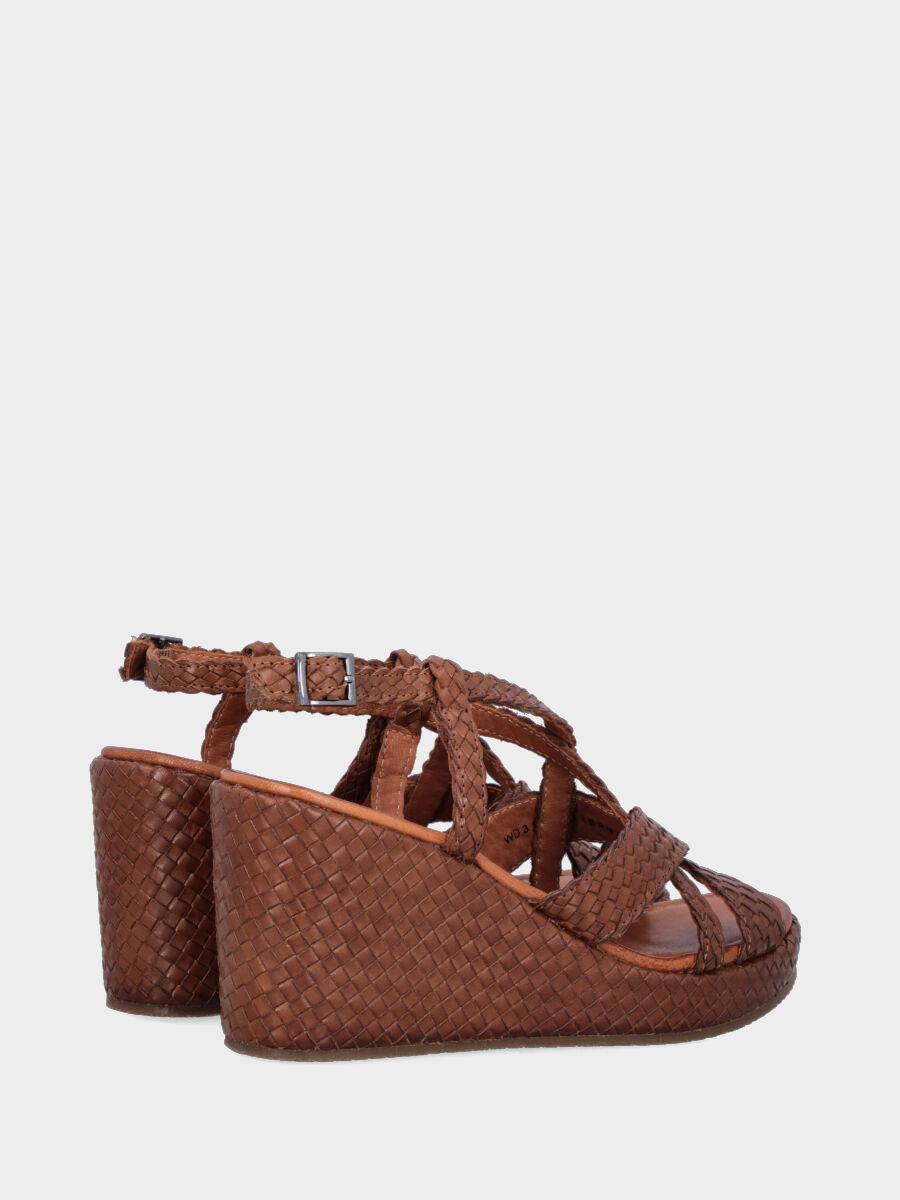 Sandalo in nappa color cuoio con zeppa intrecciata e fasce incrociate