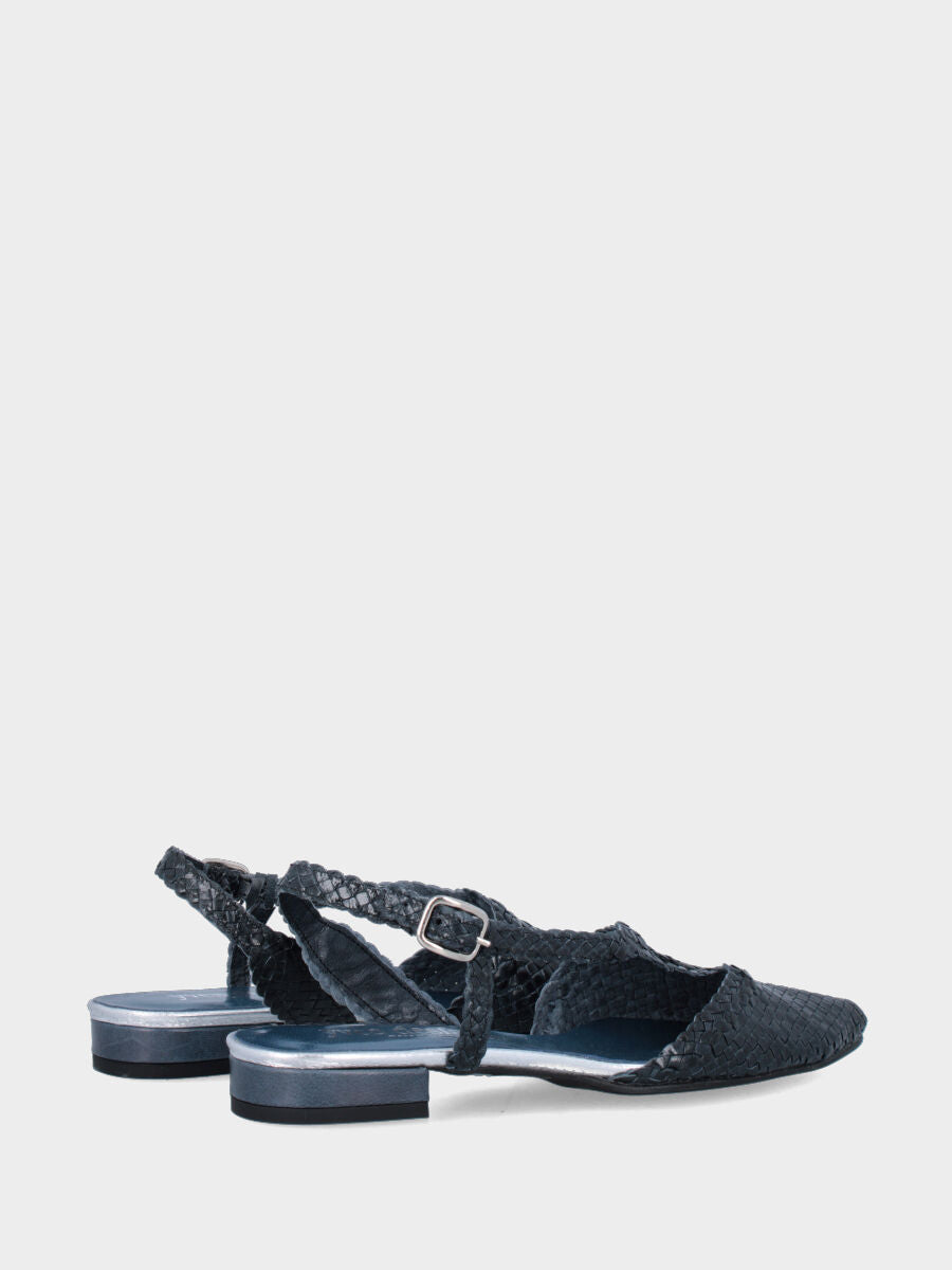Slingback in capretto blu intrecciata con cinturino asimmetrico