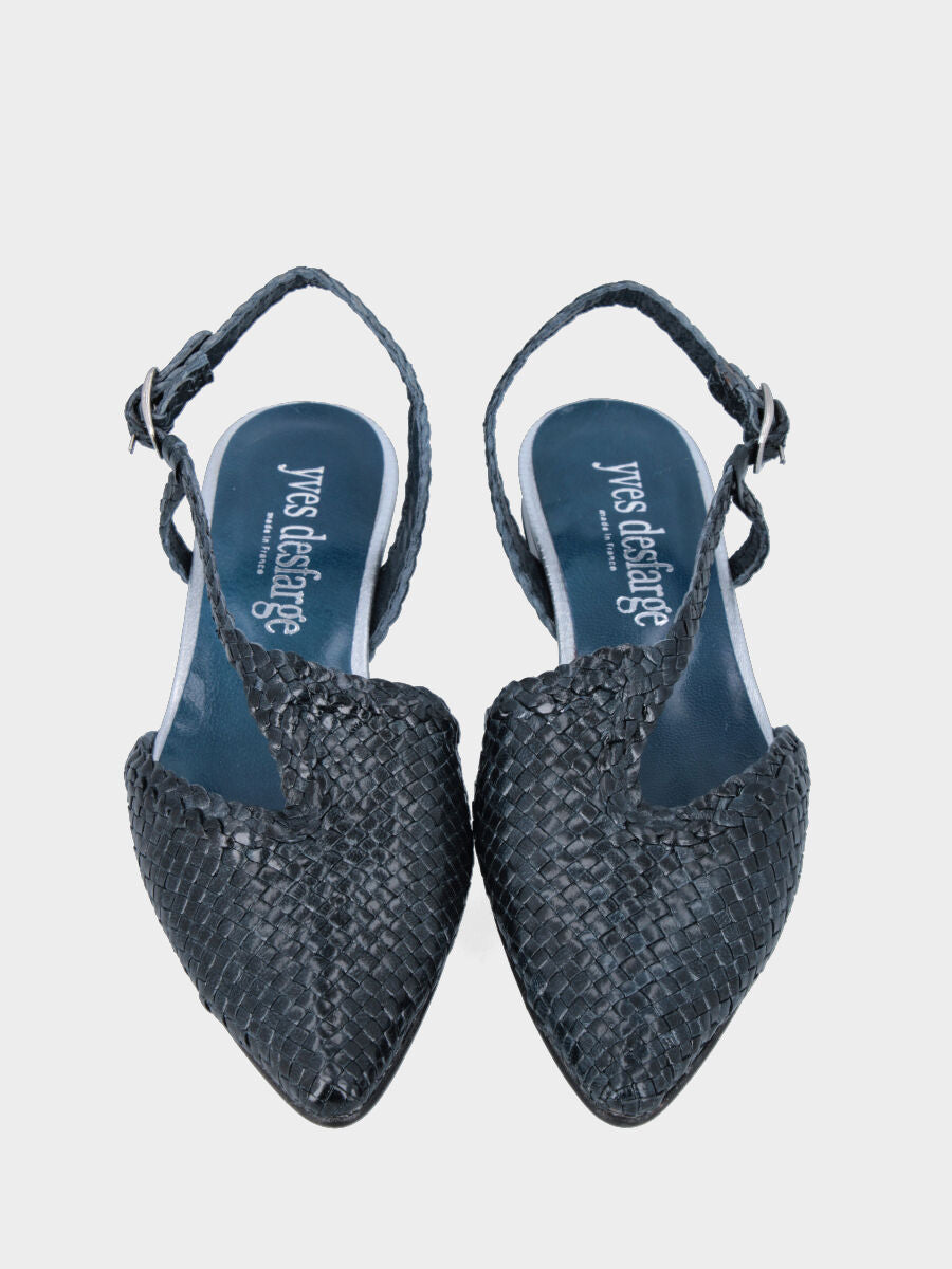 Slingback in capretto blu intrecciata con cinturino asimmetrico