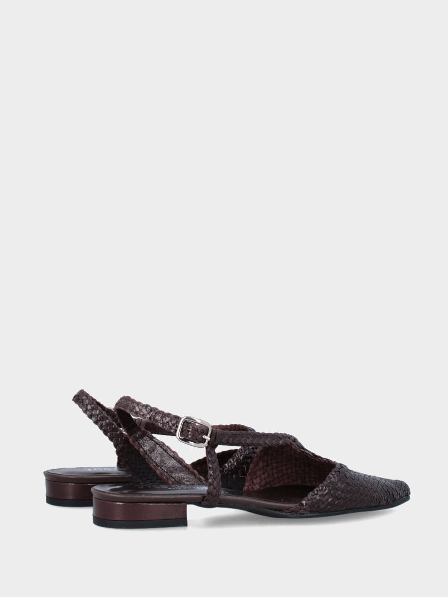 Escarpin slingback en cuir de chevreau marron tressé avec bride asymétrique