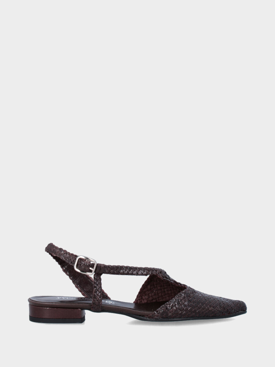 Escarpin slingback en cuir de chevreau marron tressé avec bride asymétrique