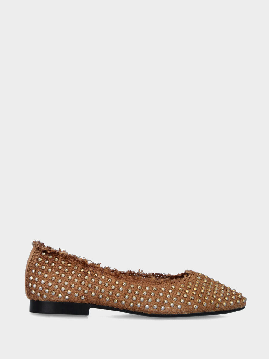 Ballerina in rafia cammello con borchie metalliche e scollo a cuore